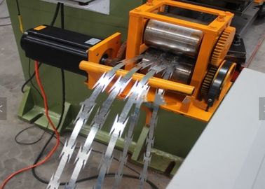 Chine Rendement élevé clôturant le fil faisant la machine, machine en acier galvanisée de barbelé de rasoir fournisseur